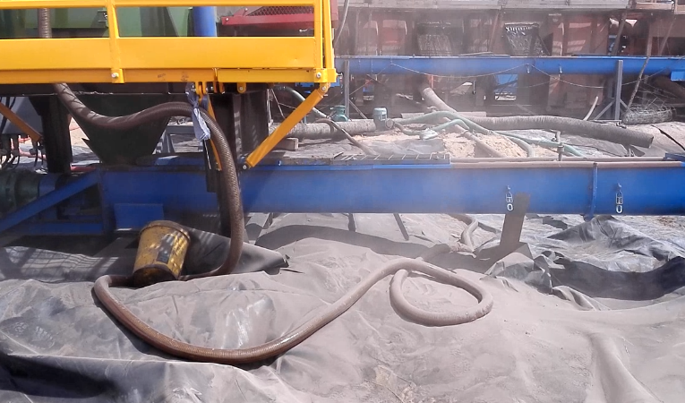 阿爾及利亞國(guó)家油氣公司巖屑甩干機(jī)應(yīng)用現(xiàn)場(chǎng)