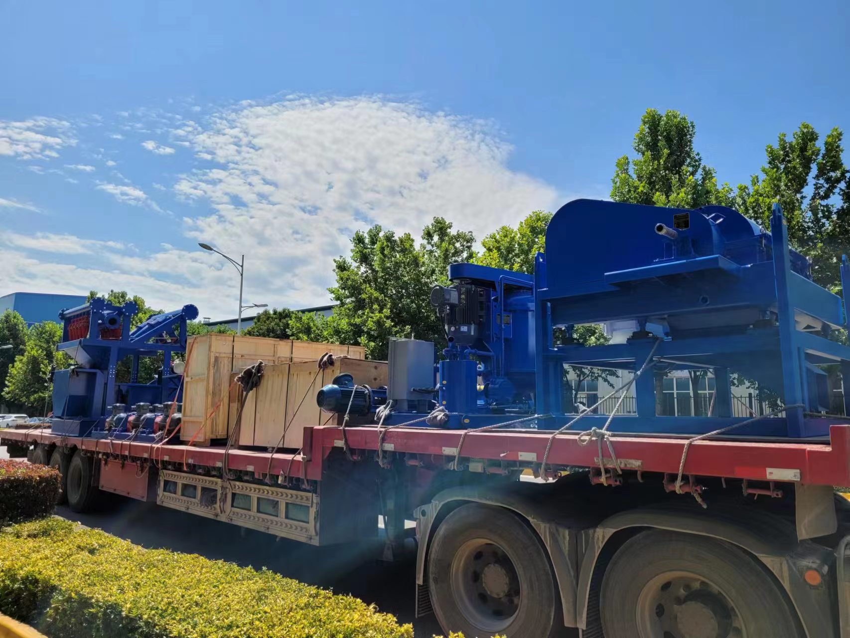 科迅7000米軌道鉆機罐面固控設(shè)備發(fā)往哈薩克斯坦項目現(xiàn)場