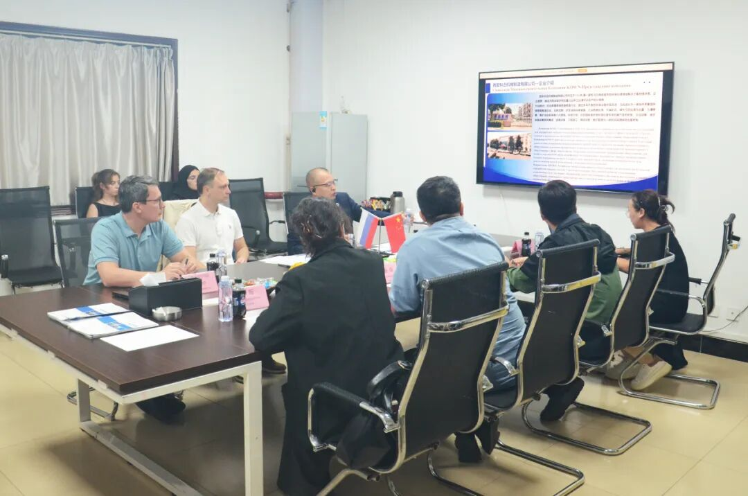 雙方正在進(jìn)行會(huì)議溝通 雙方正在進(jìn)行會(huì)議溝通